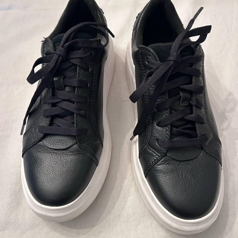 UGG Women’s Scape Lace Up Sneaker size 7
